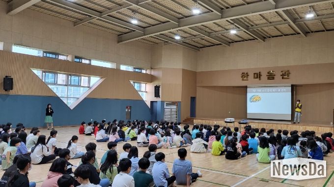 팔달초등학교 학생들이 이론교육을 받고 있다.