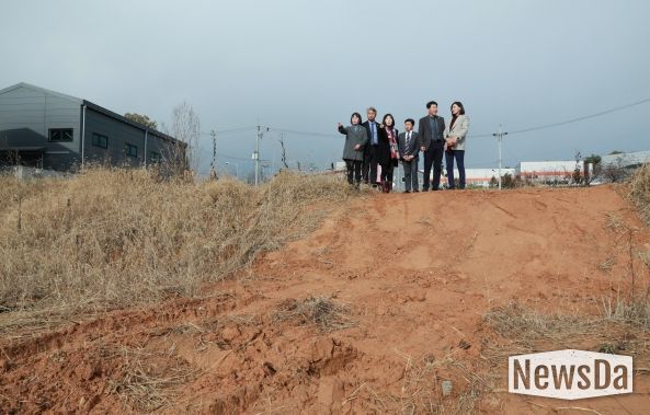 경제환경위원회 의원들이 불법폐기물 매립현장 보는 모습