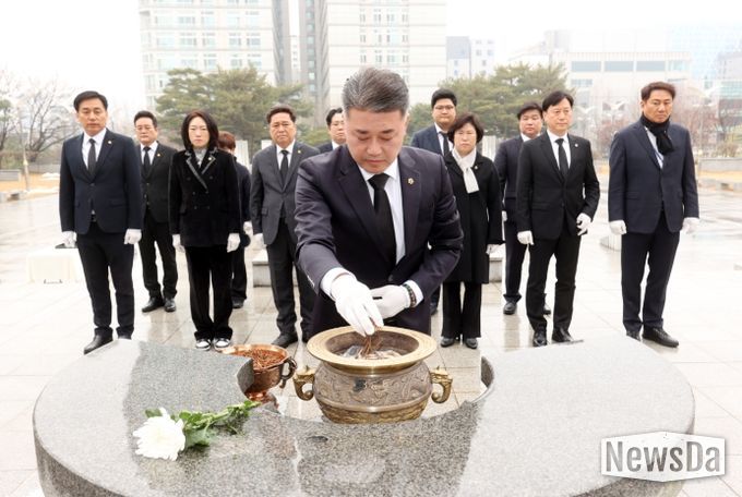 경기도의회 국민의힘 2024년 새해 현충탑 참배