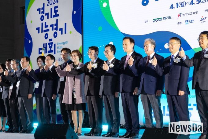 1일 오전 수원컨벤션센터 1층 전시홀에서 김동연 경기도지사와 임태희 경기교육감, 이우영 한국산업인력공단 이사장,, 배명직 대한민국숙련기술인 총연합회장등 200여명이 모인가운데 2024년 경기도 기능경기대회 개회식에서 내빈들과 기념촬영을 하고 있다.