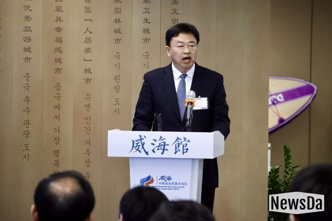 인천송도 웨이하이관에서 열린 ‘국제 웰리스 관광시험구 홍보설명회및 건강식품 교류회’에 참석한 중국 웨이하이시 경제기술개발구 상무국 유증파 국장이 인사말을 하고있다.