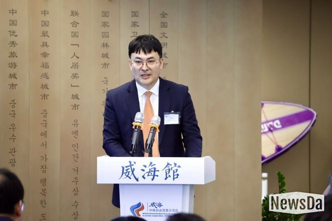 웨이하이시 정부 주한 경제무역대표처 상법술 수석대표가 국제 웰리스 관광시험구 홍보설명회에서 인사말을 하고 있다.