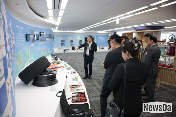 웨이하이시 정부 주한 경제무역대표처 우건성 부대표가 웨이하이 기업 제품에 대한 설명을 하고 있다.