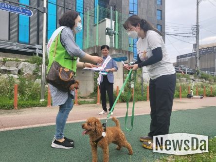 용인시는 지난 12일 반려동물 등록을 안내하고, 동물등록ㆍ입마개ㆍ배변 치우기 등 올바른 반려동물 문화 확산을 위한 캠페인을 벌였다.