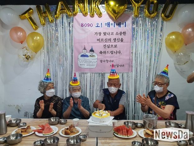 광주시 초월읍 지역사회보장협의체, ‘8090 오! 해피데이’ 장수어르신 생일 축하
