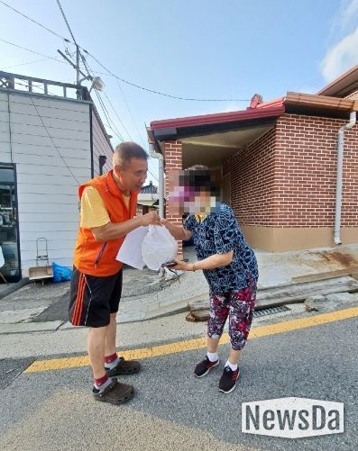 동두천시 로컬드림봉사회, 생연1동 저소득 가정에 닭곰탕 전달