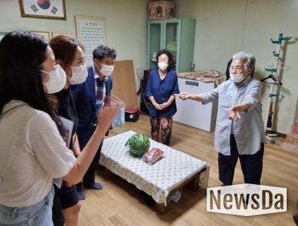수원시 팔달구 화서1동 주민자치위원회, 경로당에 초복 맞이 수박 전달