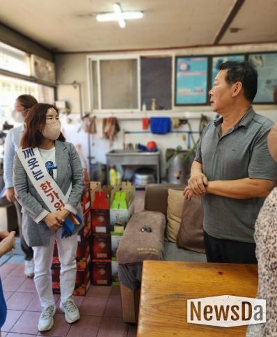 화성시의회 김경희 의장, 추석을 맞아 재래시장 찾아 상인들 격려