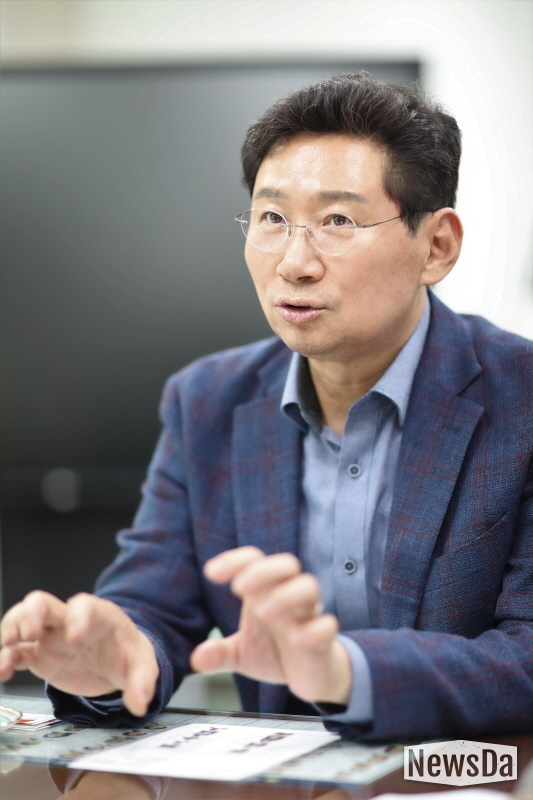 이상일 시장이 “취임 후 처음 결재한 것이 ‘글로벌 반도체 중심도시 추진전략’이었다고 설명하면서 용인시 발전을 위한 의견을 말하고 있다.(사진=심석진 기자)