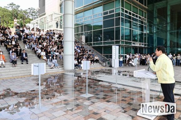 이상일 용인특례시장이 31일 삼가동 문화복지 행정타운 1층 하늘광장에서 진행된 합동 소방 훈련에서 강평을 하고 있다.