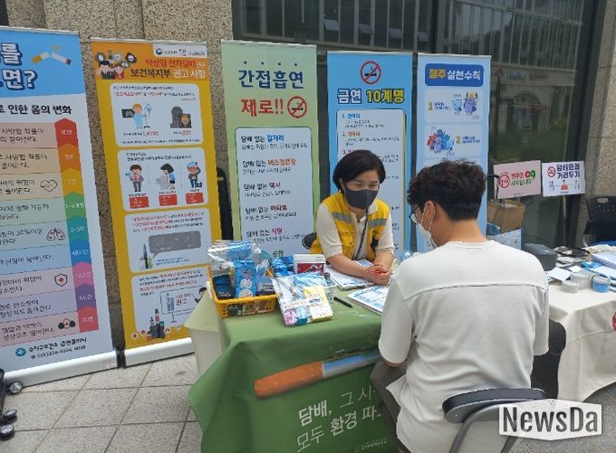 수지구보건소가 관내 공동주택 단지에서 '찾아가는 금연, 절주 캠페인'을 진행하고 있는 모습