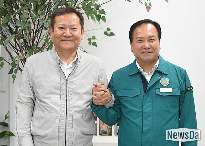 이권재 오산시장이 지난해 9월 이상민 행정안전부 장관을 만나 재난안전 및 생활환경 개선을 위한 주요 사업 필요성에 대해 설명하는 모습.