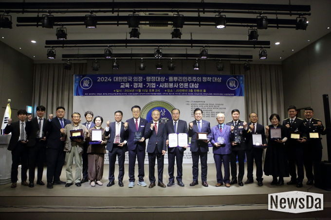 한국언론미디어그룹, 8주년 기념식 및 의정 행정대상 시상식 수상자 단체 사진