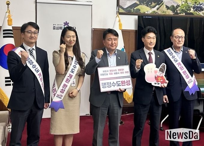 왼쪽부터 순서대로 송중근 법무혁신담당관, 장민주 정책기획관, 김영환 충북도지사, 이양섭 도의회 의장, 김일호 세종사랑 시민연합회 기획실장