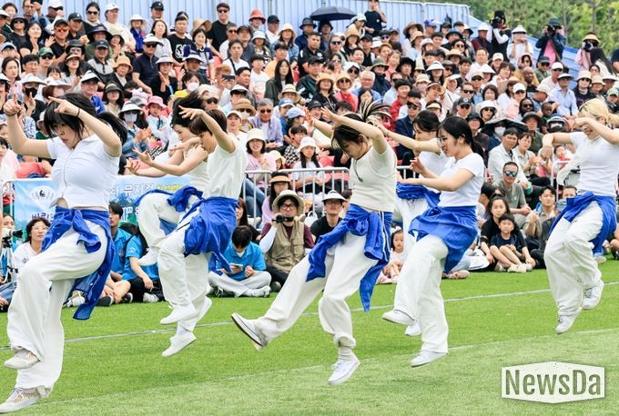 화성 뱃놀이 축제에서 ‘바람의 사신단’이 역동적인 댄스 퍼포먼스를 선보이며 관객들의 환호를 이끌어내고 있다