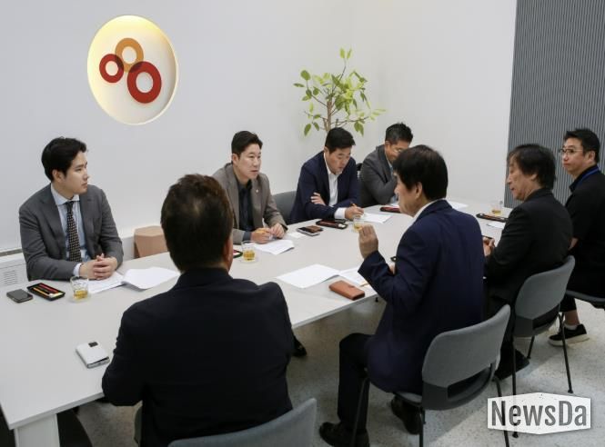 안양문화예술재단, 공연장 안전 강화를 위한 무대 방화막 교체 실시