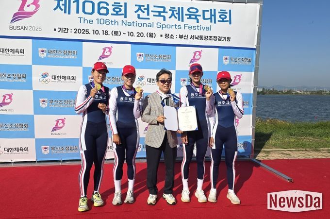 조정 시상식(좌부터 노효림, 천지민, 정재수이사, 김지선, 배지영)