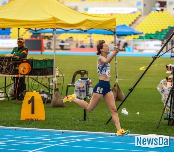 제106회 전국체전 육상 800m 우승후 환호하는 박해진 선수.