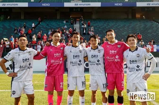 10월 25일 전북 원정에서 김천상무 마지막 경기를 치른 9기 (왼쪽부터) 김승섭, 이주현, 박상혁, 오인표, 김태훈, 이동경이 사진을 찍고 있다