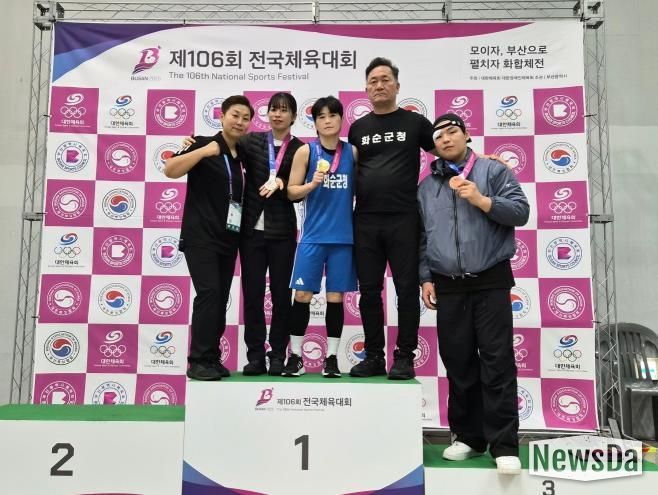 화순군청 복싱부(왼쪽부터 박지선 코치, 임애지 선수, 박초롱 선수, 박구 감독, 주태웅 선수)