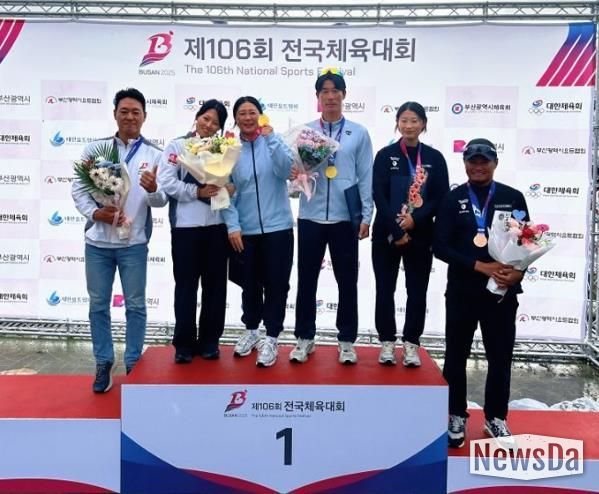 혼성 470급 금메달을 획득한 여수시청 요트팀 이경진·김창주 선수(왼쪽에서 세·네 번째)