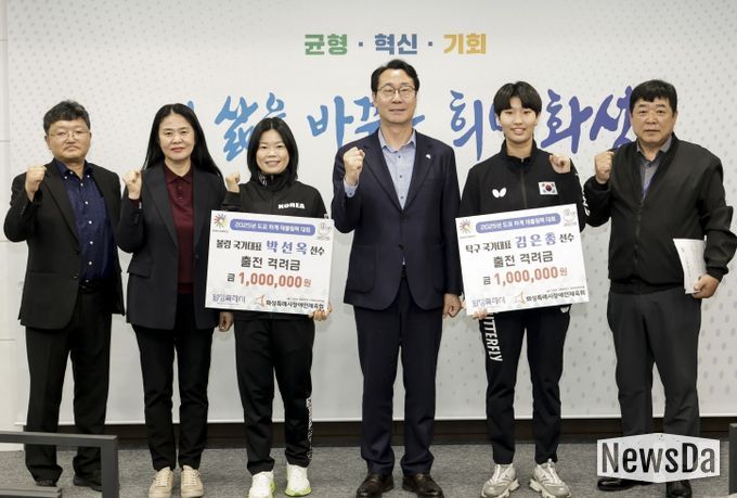 정명근 화성특례시장이 격려금 전달에 이어 선수들과 기념촬영을 하고 있다