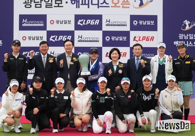 ‘광남일보 해피니스 오픈’ 3라운드까지 남은 선수들과 관계자들이 시상식에서 기념사진을 찍고 있다.