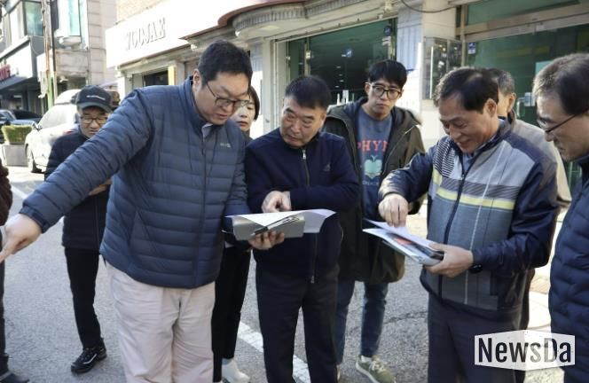 황인섭 동안구청장이 28일 귀인동 학원가 먹자골목 포트홀 현장을 점검했다.