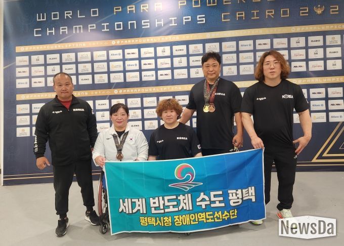 왼쪽부터 장애인역도팀 박성준 감독, 정연실 선수, 박광열 선수, 나용원 선수, 김규호 선수