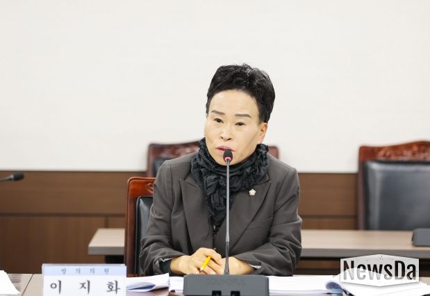 이지화 의원이 지난 28일 제299회 임시회 도시환경위원회에서 ‘안산시 석면안전관리 및 지원에 관한 조례안’에 대해 설명하고 있다.