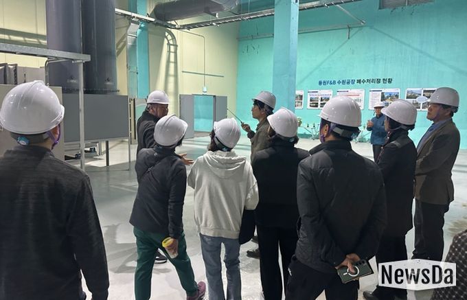 동원F&B 폐수처리장 인근에 거주하는 주민들이 악취 개선 공사 현황을 확인하고 있다.