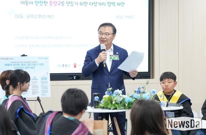 제2기 중랑구 아동정책참여단 정책제안 발표회 및 수료식 현장에 참석한 류경기 중랑구청장과 아동들의 모습