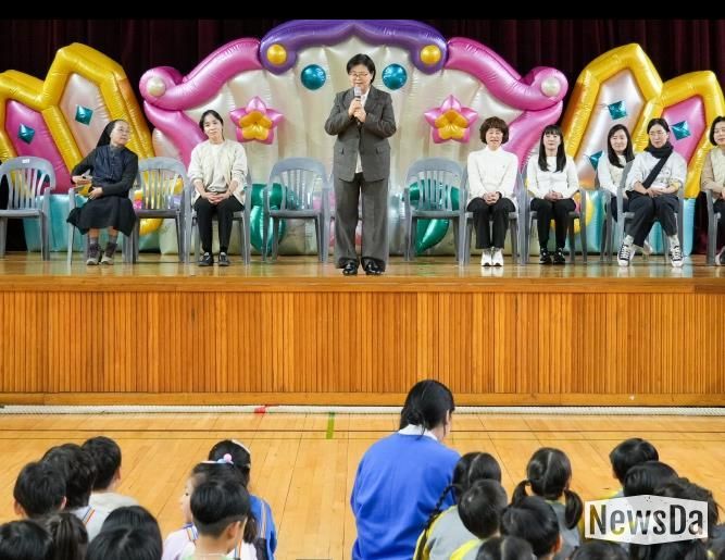 이순희 강북구청장이 작년에 열린 ‘2024 꿈나무 큰잔치’에서 인사말을 전하고 있다.