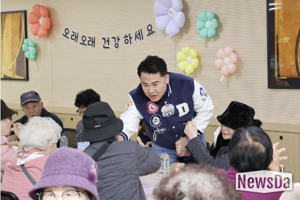 오언석 도봉구청장이 2025년 창4동 경로잔치를 찾아 어르신들과 인사를 나누고 있다