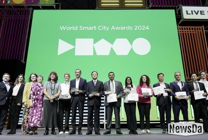 신상진 성남시장이 ‘월드 스마트시티 어워즈 2024’에서 ‘희망을 위한 혁신(Innovation for Hope)’ 프로젝트로 혁신 분야 본상을 수상하고 있다2.(2024년 자료사진)