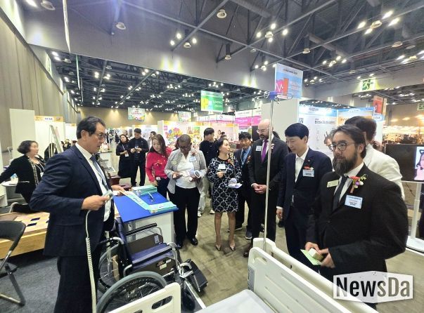 경상원 김민철 원장이 미국 조지아 경제사절단 등과 함께 '소공인 박람회' 참가사의 제품 설명을 듣고 있다.