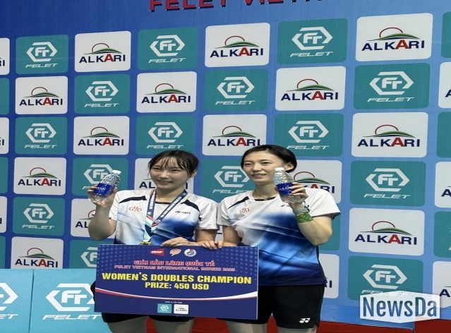 구로구청 배드민턴팀 김하나·전주이 선수가 시상식 후 트로피와 함께 기념 촬영을 하고 있다.