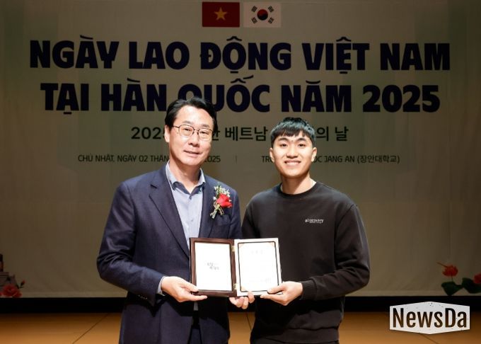 정명근 화성특례시장이 수상자와 함께 기념촬영을 하고있다