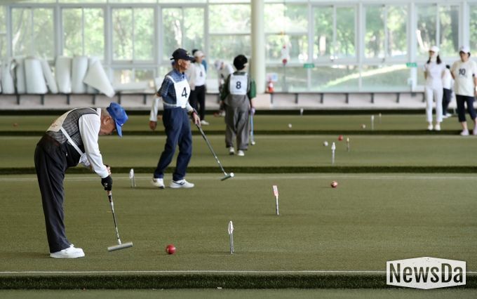 지난해 9월 열린 제28회 광산구 게이트볼협회장기 게이트볼대회에 참가한 어르신들이 경기를 펼치고 있다.