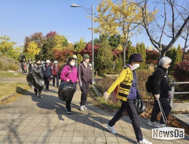 시흥시 '걷고! 줍고! 건강하고!' 가을 정취 속 플로깅으로 환경과 건강 챙겨