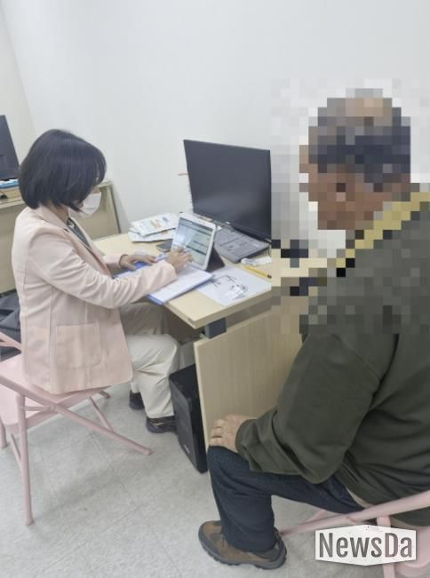 안산시 단원보건소 관계자가 4일 대부동 지역 주민을 대상으로 치매 선별검사를 진행하고 있다.