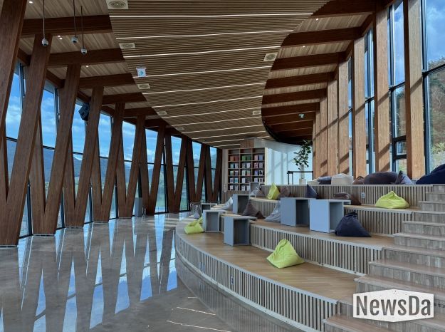 아중호수도서관, 책과 음악이 흐르는 101미터의 문화공간 ‘주목’