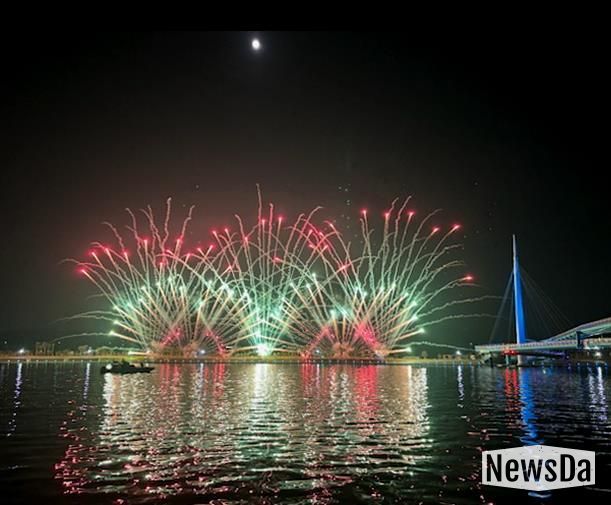 창원시, 제25회 마산가고파국화축제, 불꽃쇼로 가을밤 수 놓았다