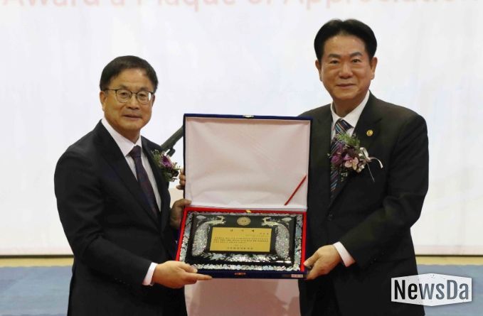 윤웅석 국기원장이 이동섭 전 국기원장에게 감사패를 전달하고 기념촬영을 하고 있다.