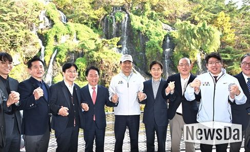 오세훈 서울시장이 6일(목) 서대문구 홍제동 일대에서 열린 '홍제폭포 북합문화센터 개관식'에서 참석자들과 기념사진을 촬영하고 있다.