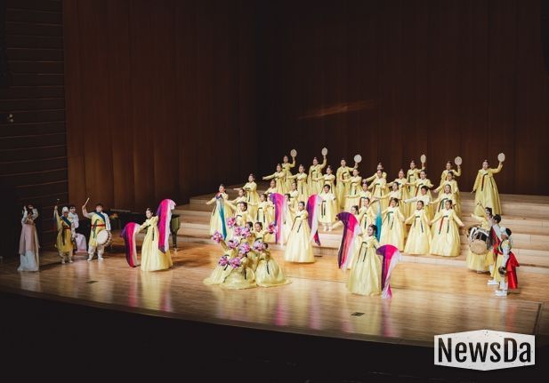 나주시립소년소녀합창단이 제21회 부산국제합창제에서 청소년 부문 3위와 금상을 수상했다. 사진은 부산국제합창제 경연대회에서 공연을 하는 나주시립소년소녀합창단 모습.