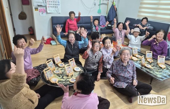 지난 10월 안강3리 경로당에서 열린 ‘생활공예교실’ 참여 어르신들이 완성 작품을 들고 환하게 웃고 있다.