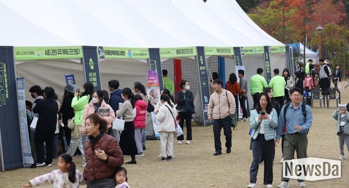 상소동 오토캠핑장에서 열린 축제에서 참여 가족들이 과학체험 프로그램을 즐기고 있다