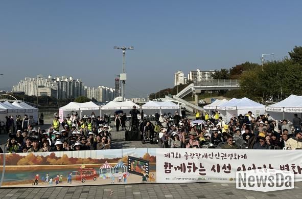 7일 열린 제3회 장애인인권영화제에 방문한 구민과 관계자들의 모습