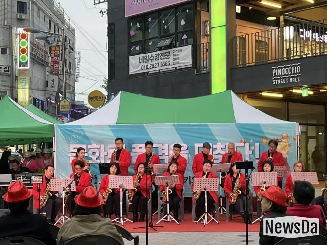 부천 지역 예술인들이 부천역 일대 이미지 개선을 위해 색소폰 연주를 하고 있다.